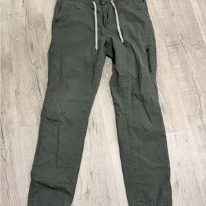 Vuori Men's Dark Olive Cargo Pants sz L